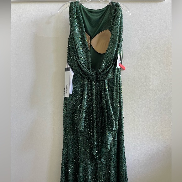 Mac Duggal Cowl Back Boat Neck Sequined Evening Gown in Emerald Green. Size 6. - Picture 8 of 11